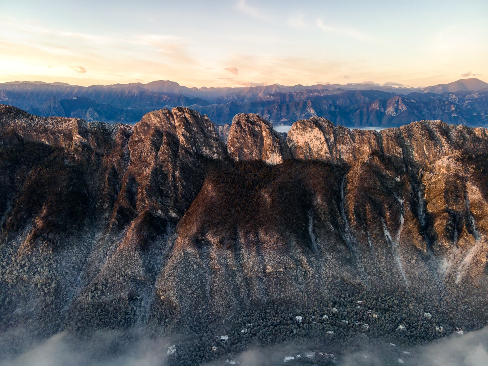 La Cumbre Cotidiana — Sierra en atardecer
